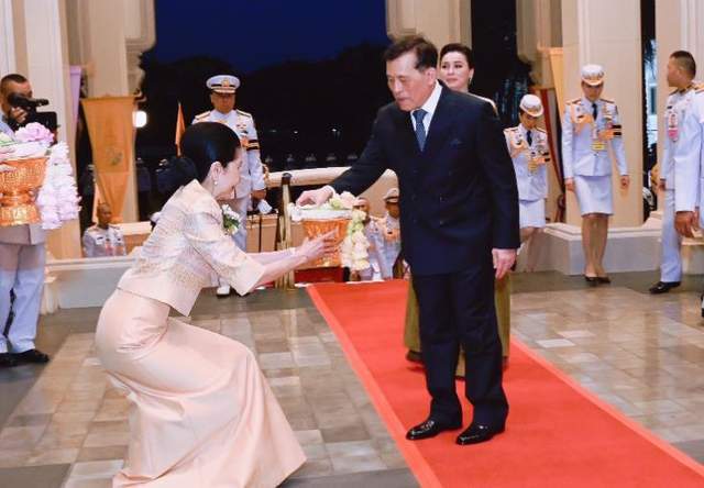 绿色拖地晚礼服绝美惹得泰王频频回头ag旗舰厅注册苏提达锋芒毕露！一袭