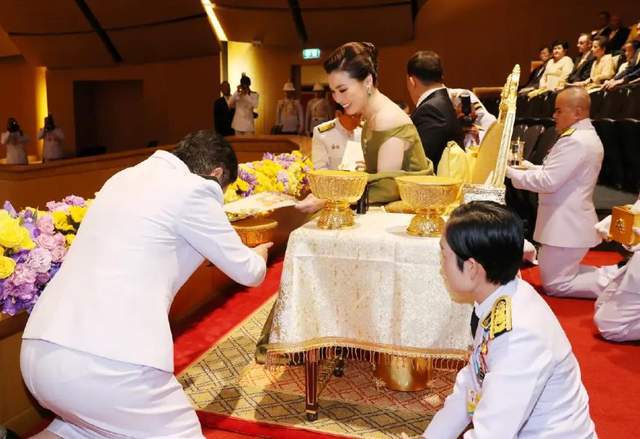 绿色拖地晚礼服绝美惹得泰王频频回头ag旗舰厅注册苏提达锋芒毕露！一袭(图10)