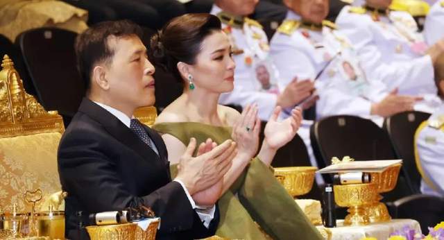 绿色拖地晚礼服绝美惹得泰王频频回头ag旗舰厅注册苏提达锋芒毕露！一袭(图8)