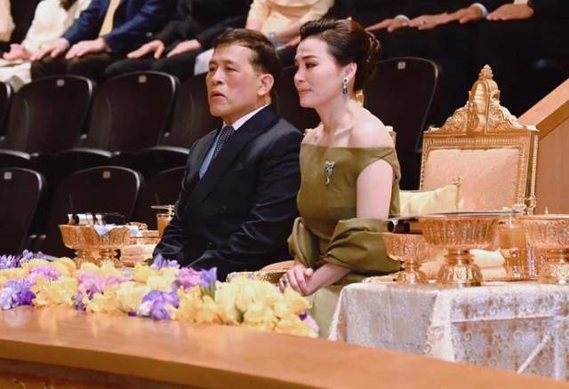 绿色拖地晚礼服绝美惹得泰王频频回头ag旗舰厅注册苏提达锋芒毕露！一袭(图9)