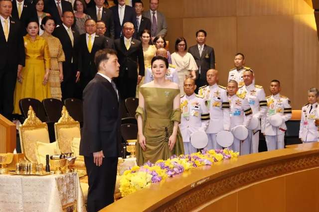 绿色拖地晚礼服绝美惹得泰王频频回头ag旗舰厅注册苏提达锋芒毕露！一袭(图4)