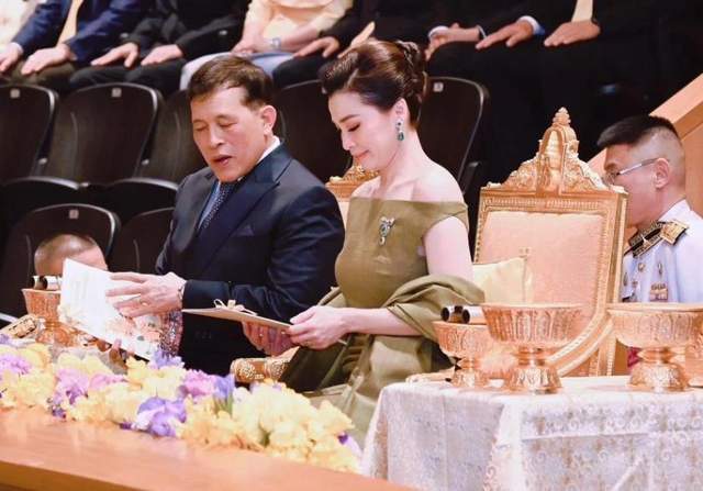 绿色拖地晚礼服绝美惹得泰王频频回头ag旗舰厅注册苏提达锋芒毕露！一袭(图7)