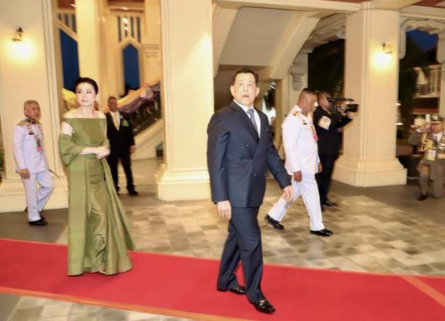 绿色拖地晚礼服绝美惹得泰王频频回头ag旗舰厅注册苏提达锋芒毕露！一袭(图5)
