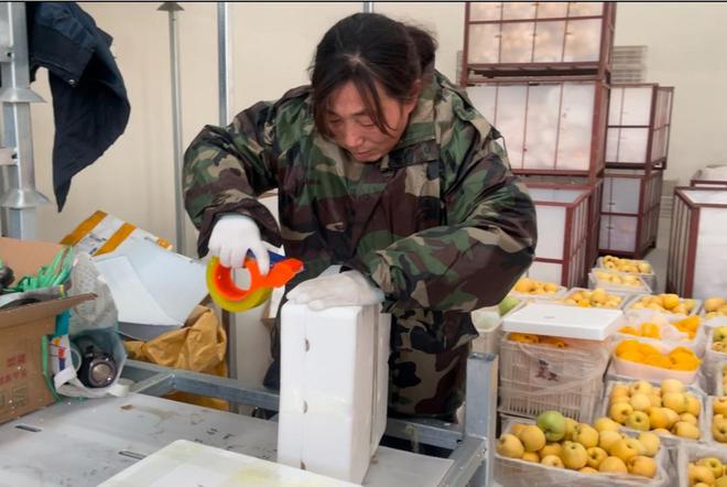 57岁烟台大姨一口流利英语网上卖苹果“出圈”AG旗舰厅·(中国)国际厅十天吸粉超10万！(图2)