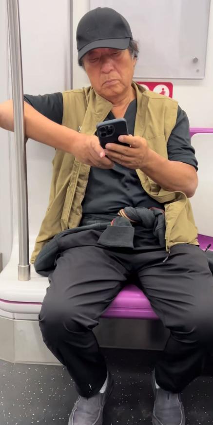 偶遇老态龙钟认不出油漆裤子成最大亮点AG旗舰厅app76岁牛群坐地铁被